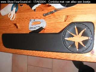 showyoursound.nl - Eddy - Cordoba met van alles een beetje - pict0050.jpg - gat maken voor de speaker en vastnieten.